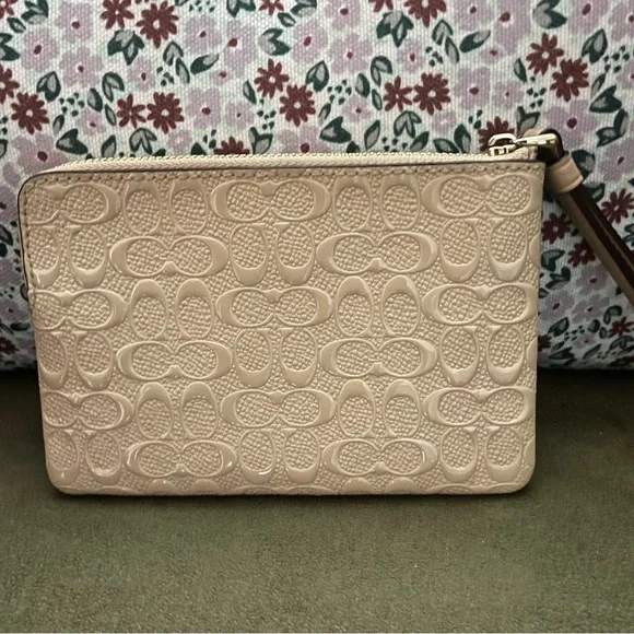 Coach Signature Patent Leather Corner Zip Wristlet in Beige NWOT - Picture 3 of 6